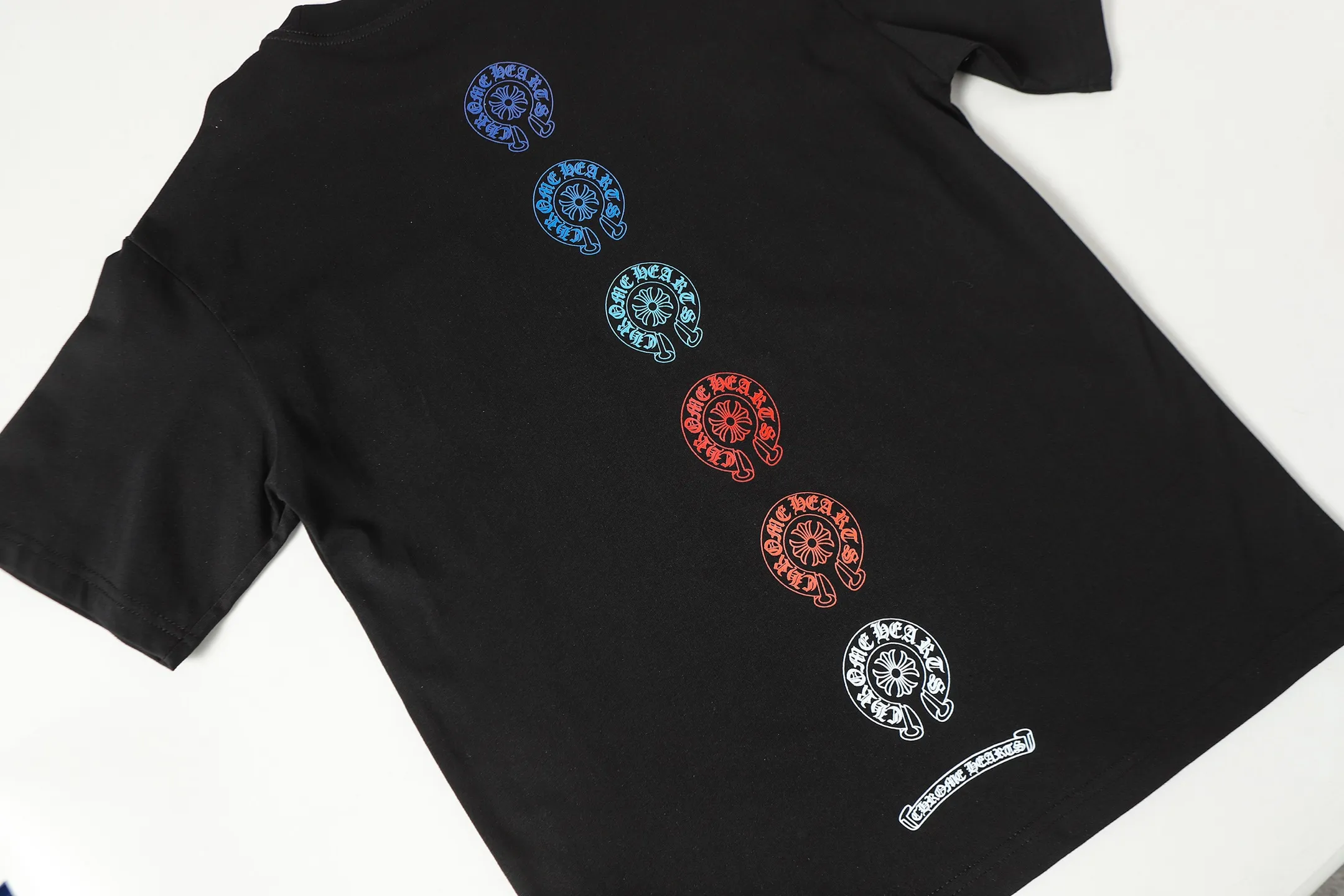 P160 Chrome Hearts CH Chrome Hearts Colorful Horseshoe Sanskrit Letter Printed Short Sleeve T-shirt Uses direct injection imported machine printing Hardware and accessories are milled and customized Correct configuration Black 2025 Chrome Hearts authentic packaging 260 grams of custom-dyed double yarn cotton Large version Loose and stylish Differentiated from low version slim and long version The upper body stretches the hips 100% commitment: top quality Not fast food The highest version on the market Top quality - different from the ordinary versions on the market If you care about quality, you should also respect the price. Absolutely 0 after-sales service and 0 return rate so far. It’s hard not to love the style - 260g double yarn cotton custom dyed fabric - Correct high-density main mark, washed tag, hand-sewn